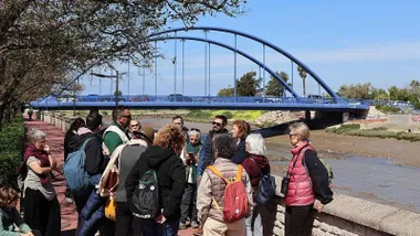 Personas en una ruta de AVINSAL junto aun puente.
