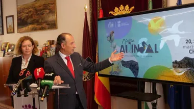 Manuela Pérez y José María Román, señalando una pantalla donde se lee AVINSAL.