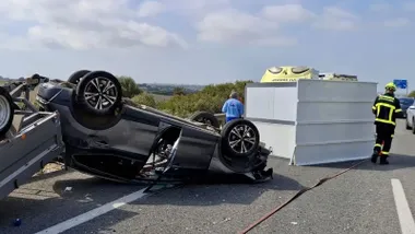 Accidente en la A-48 con el coche y remolque volcados boca abajo. Foto: CBPC.