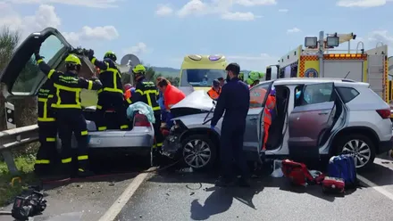 Equipos de emergencia de bomberos y sanitarios intervienen en un accidente entre varios vehñiculos en el término municipal de Vejer.
