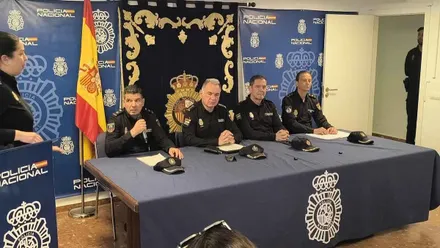 Cuatro miembros de la Policía Nacional dando una rueda de prensa.