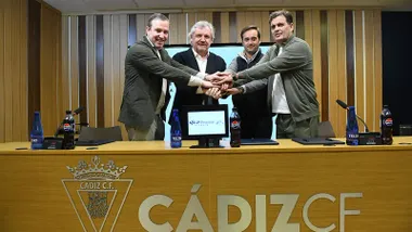 Responsables del Cádiz CF y de JP Financial celebran el acuerod entre ambas entidades