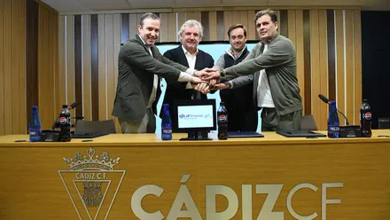 Responsables del Cádiz CF y de JP Financial celebran el acuerod entre ambas entidades
