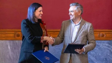 Apretón de manos entre la alcaldesa de San Fernando, Patricia Cavada, y Eduardo Coto.