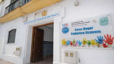 Puerta de entrada del albergue San Vicente de Paul de San Fernando.