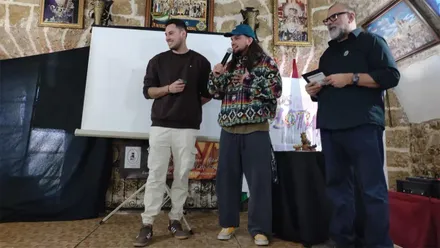 El autor de 'Los amish del mono', Alejandro Pérez, El Peluca, recoge el holoturia al nombre de agrupación.