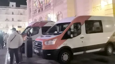 Ambulancias de Cruz Roja en la plaza Fragela el día de la final del COAC. Foto: José Luis Porquicho Prada.