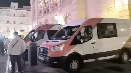 Ambulancias de Cruz Roja en la plaza Fragela el día de la final del COAC. Foto: José Luis Porquicho Prada.