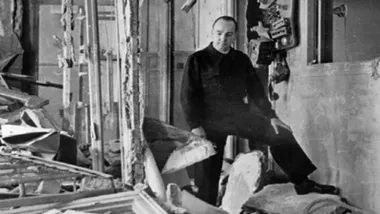 El "Ángel Rojo" mirando los escombros tras un atentado.