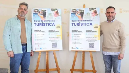 El Delegado municipal de Juventud, Fede Díaz, quien ha comparecido en rueda de prensa junto al representante de la empresa Tricultura, Ángel Vida, presentan el cartel de actividades.