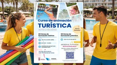 Chicos y chicas riéndose en una piscina en un curso de animación turística.