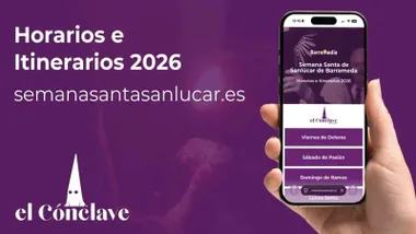 Fondo morado con letras blancas y una mano sosteniendo un móvil con la app de la Semana Santa de Sanlúcar de Barrameda.