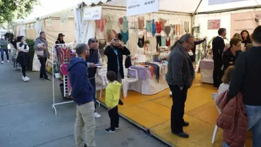 Puestos del mercado artesanal en Rota.