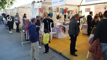 Puestos del mercado artesanal en Rota.