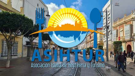 Calle de San Fernando y sobreimpresionado el logotipo de Ashitur que es un tenedor y una cuchada con un plato con el skyline isleño.