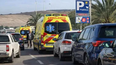 Cola de coches en un atasco incluidas dos ambulancias.