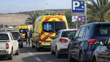 Cola de coches en un atasco incluidas dos ambulancias.