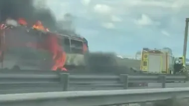 Captura del vídeo de redes en el que se ve el autobús ardiendo. Foto: @emihidalgo1991