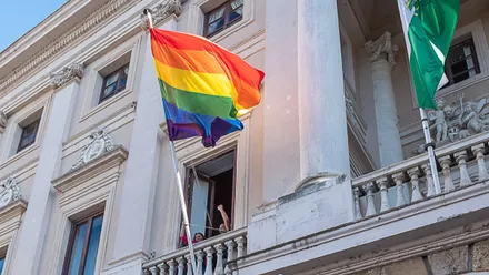 Izado de la bandera LGTBI en el Ayuntamiento de Cádiz.