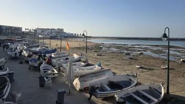 Barquitas y bajamar en La Caleta este 1 de marrzo. Foto: José Luis Porquicho Prada.