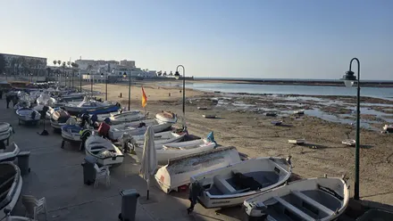 Barquitas y bajamar en La Caleta este 1 de marrzo. Foto: José Luis Porquicho Prada.