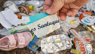 Mucho desecho de plástíco retirado de La jara, en Sanlúcar. Hay restos de paquetes y una chancla color rosa.