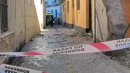 Camión de bomberos y efectivos en la casa de la explosión.