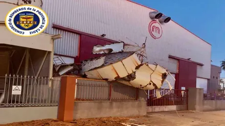 Parte de una nave desprendida siendo un riesgo para los ciudadanos.