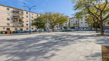 Vista de la calle Bonifaz en San Fernando, con el acerado y los árboles en un gran espacio llano.