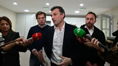 El alcalde de Cádiz, Bruno García, atiende a los medios en la visita al albergue municipal. Foto: Eulogio García.