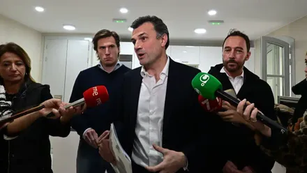 El alcalde de Cádiz, Bruno García, atiende a los medios en la visita al albergue municipal. Foto: Eulogio García.