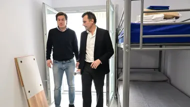 El alcalde de Cádiz, Bruno Garcia y el concejal de Asuntos Sociales, Pablo Otero, en la visita al albergue municipal. Foto: Eulogio García.