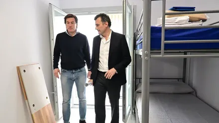 El alcalde de Cádiz, Bruno Garcia y el concejal de Asuntos Sociales, Pablo Otero, en la visita al albergue municipal. Foto: Eulogio García.