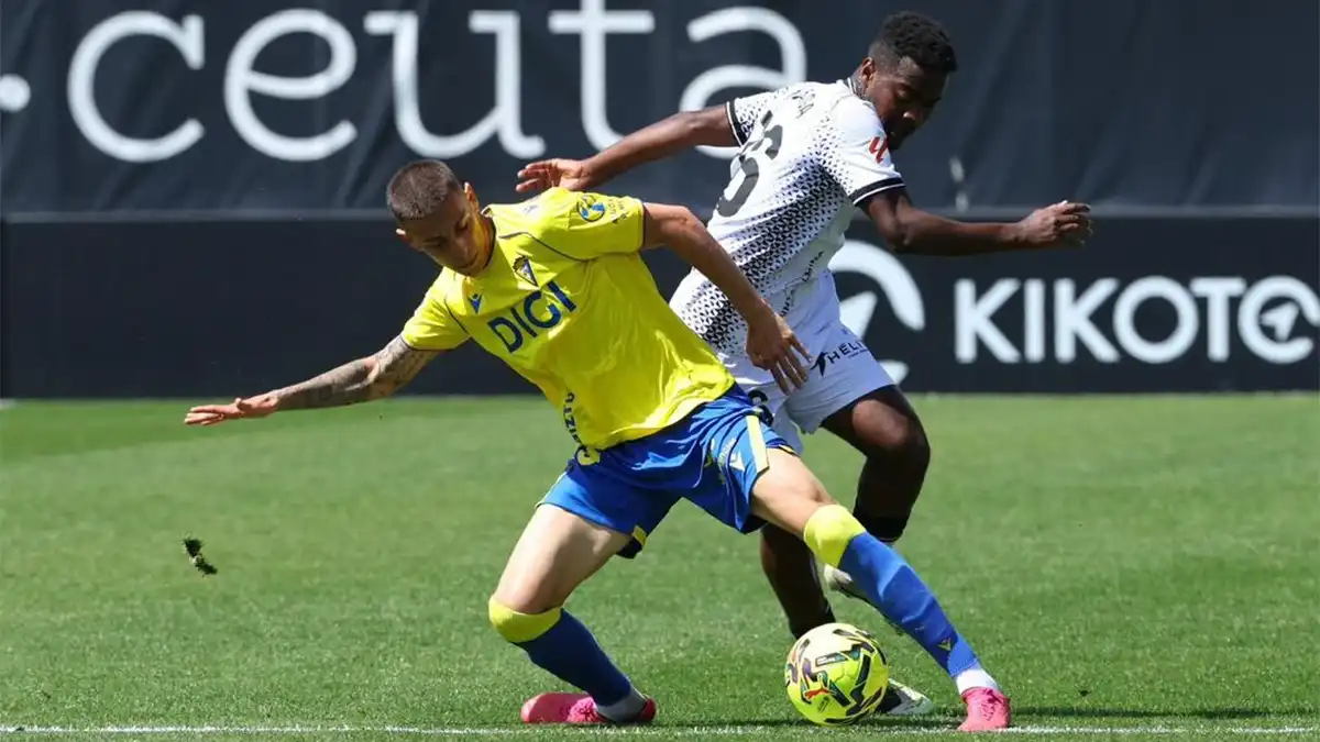 Joaquín González, jugador del Cádiz CF cedido a la AD Ceuta, durante el enfrentamiento entre ambos equipos de la pasada temporada.