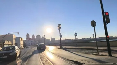 Cielo azul y despejado en el Campo del Sur de Cádiz con la Catedral al fondo..