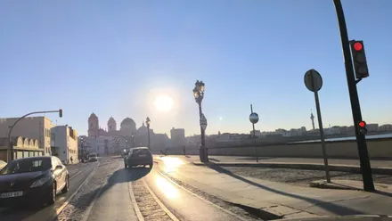 Cielo azul y despejado en el Campo del Sur de Cádiz con la Catedral al fondo..