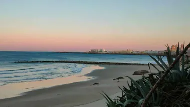 Dia soledado y despejado en la playa de Santa María del Mar de Cádiz. Foto: Eulogio García.