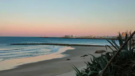 Dia soledado y despejado en la playa de Santa María del Mar de Cádiz. Foto: Eulogio García.