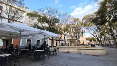 Imagen de la plaza del Mentidero de Cádiz a primeras horas de la mañana de este miércoles. Ya se empezaban a observar nubes en el cielo. Foto: José Luis Porquicho Prada.
