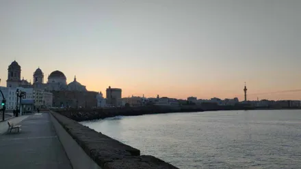 Amanecer en Cádiz desde el Campo del Sur con la Catedral y el paseo marítimo al fondo