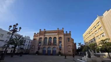 Cielo despejado y azul en Cádiz sobre el Gran Teatro Falla