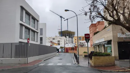 Cielo gris y lluvia en Cádiz en este viernes 6 de marzo mientras la Torre Abu, al fondo, sigue creciendo. Foto: Eulogio García.