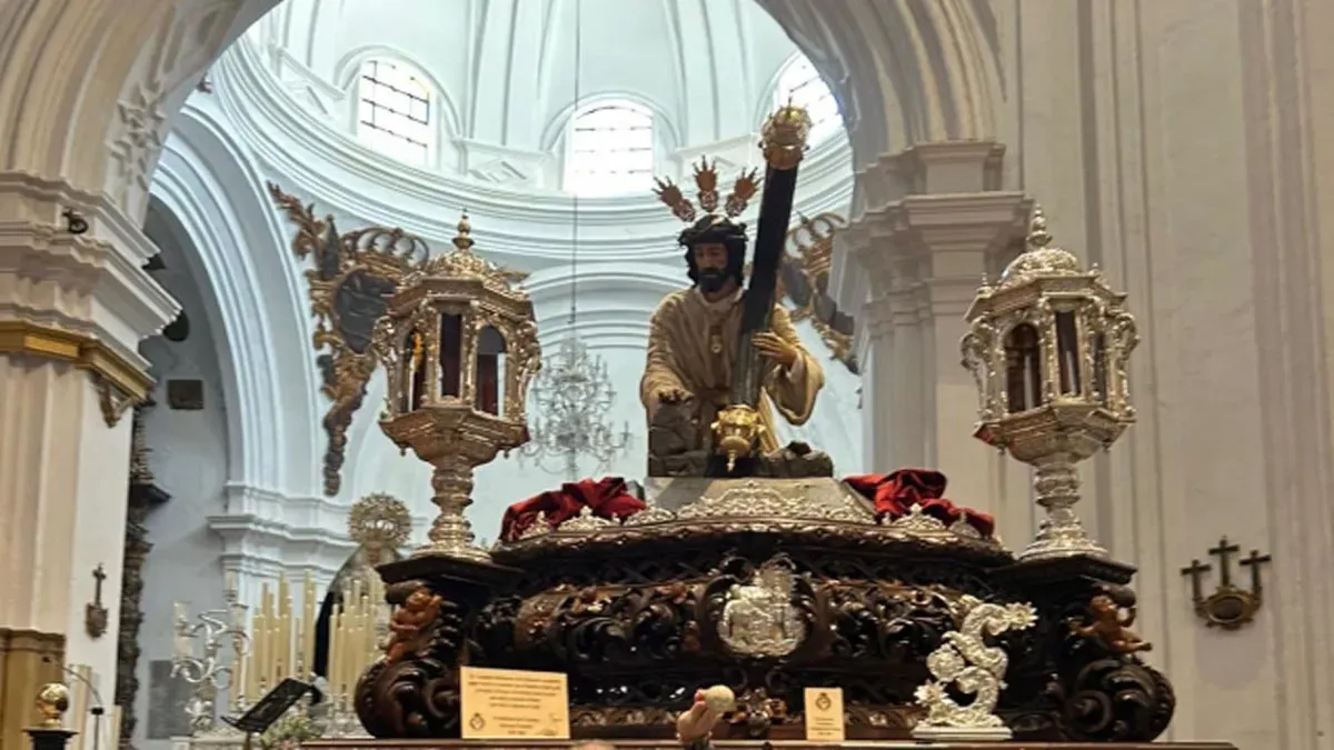 El director espiritual de la cofradía bendice el paso de Jesús Caido en la Iglesia de San Francisco, de donde saldrá hoy por última vez. Foto: Hermandad del Caído.