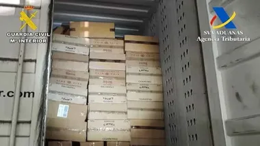 Pilas de cajetillas de tabaco en un remolque.