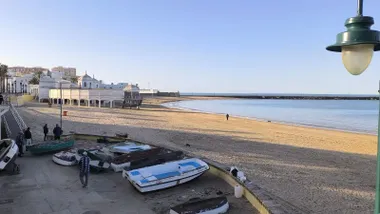 Un grupo de personas comienza unos arreglos en una de las barquillas de la Caleta en un día soleado y despejado.