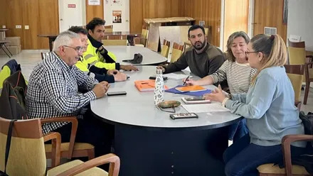 Reunión de seguimiento del pinar de Las Canteras con representantes de Ecologistas en Acción, AGADEN y la Asociación El Pulmón de la Bahía, junto al personal técnico municipal del área de Medio Ambiente.
