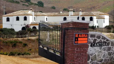 Puerta de entrada a Cantora con el enorme cortijo al fondo.