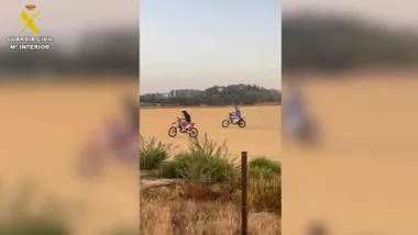 Dos motos corriendo en la arena.