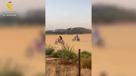 Dos motos corriendo en la arena.