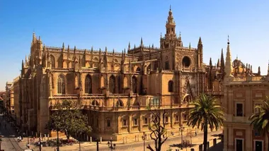 Catedral y Giralda de Sevilla junto al Archivo de Indias.